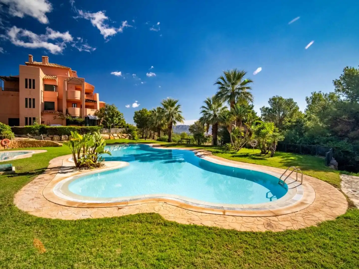 Apartamento con piscina en venta en Golf Bahía