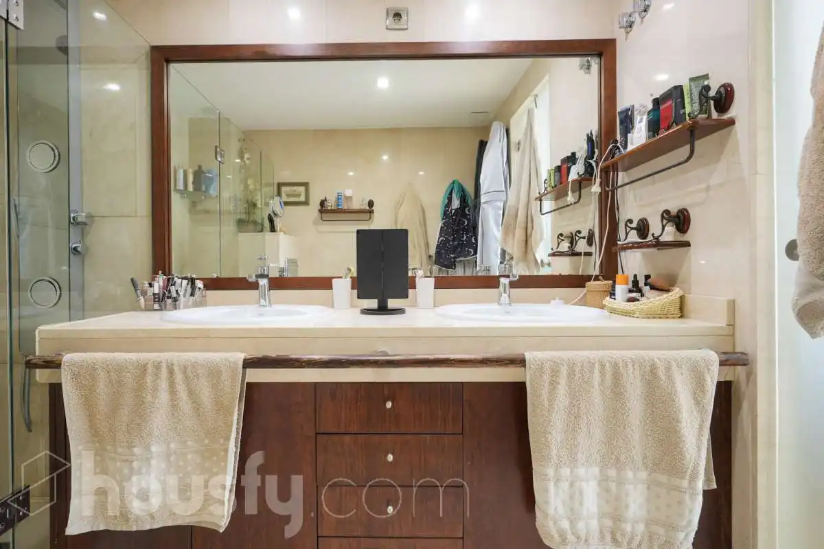 Baño de Casa adosada en venta en Madrid con Aire acondicionado, Calefacción y Jardín privado