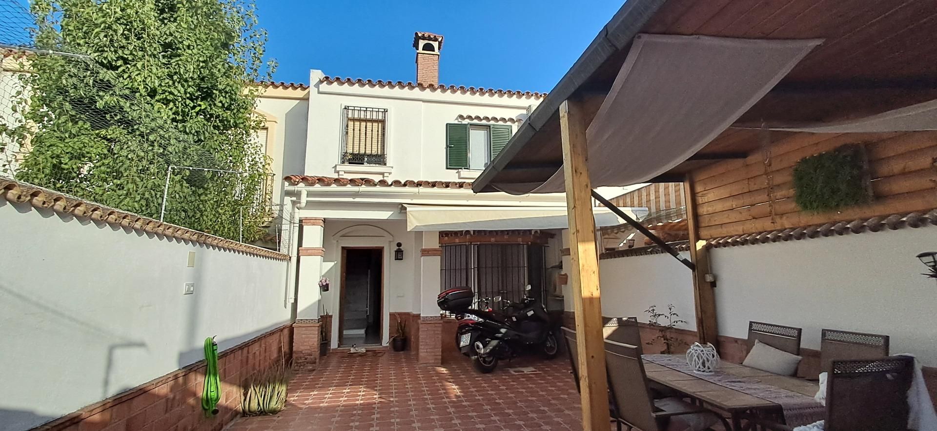 Vista exterior de Casa adosada en venda en Jerez de la Frontera amb Parquet