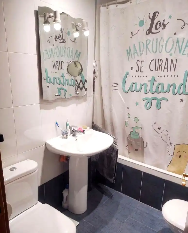 Badezimmer von Wohnungen zum Verkauf in Lardero mit Heizung, Parkett und Abstellraum