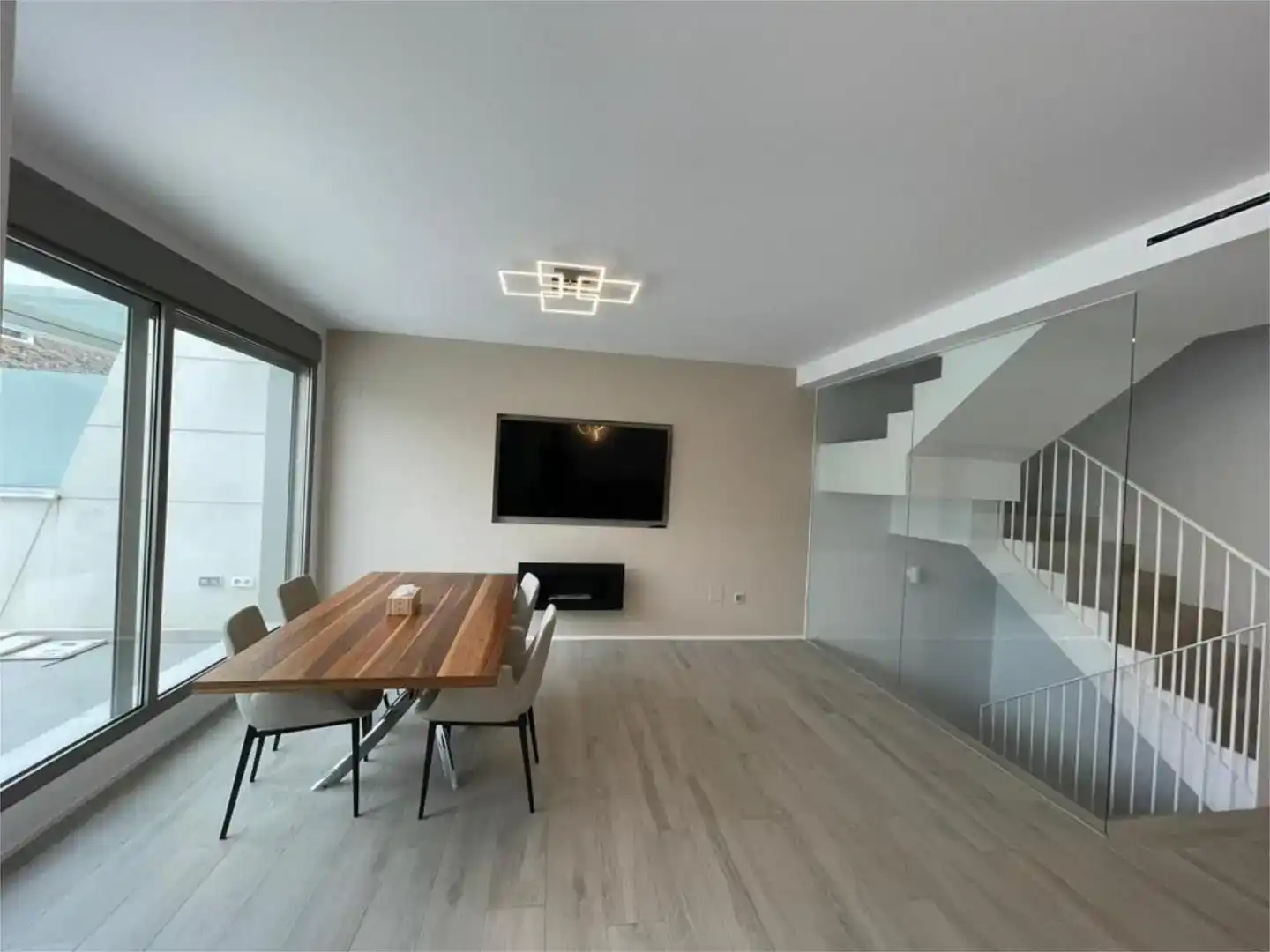 Sala d'estar de Casa adosada en venda en Tres Cantos amb Aire condicionat i Balcó