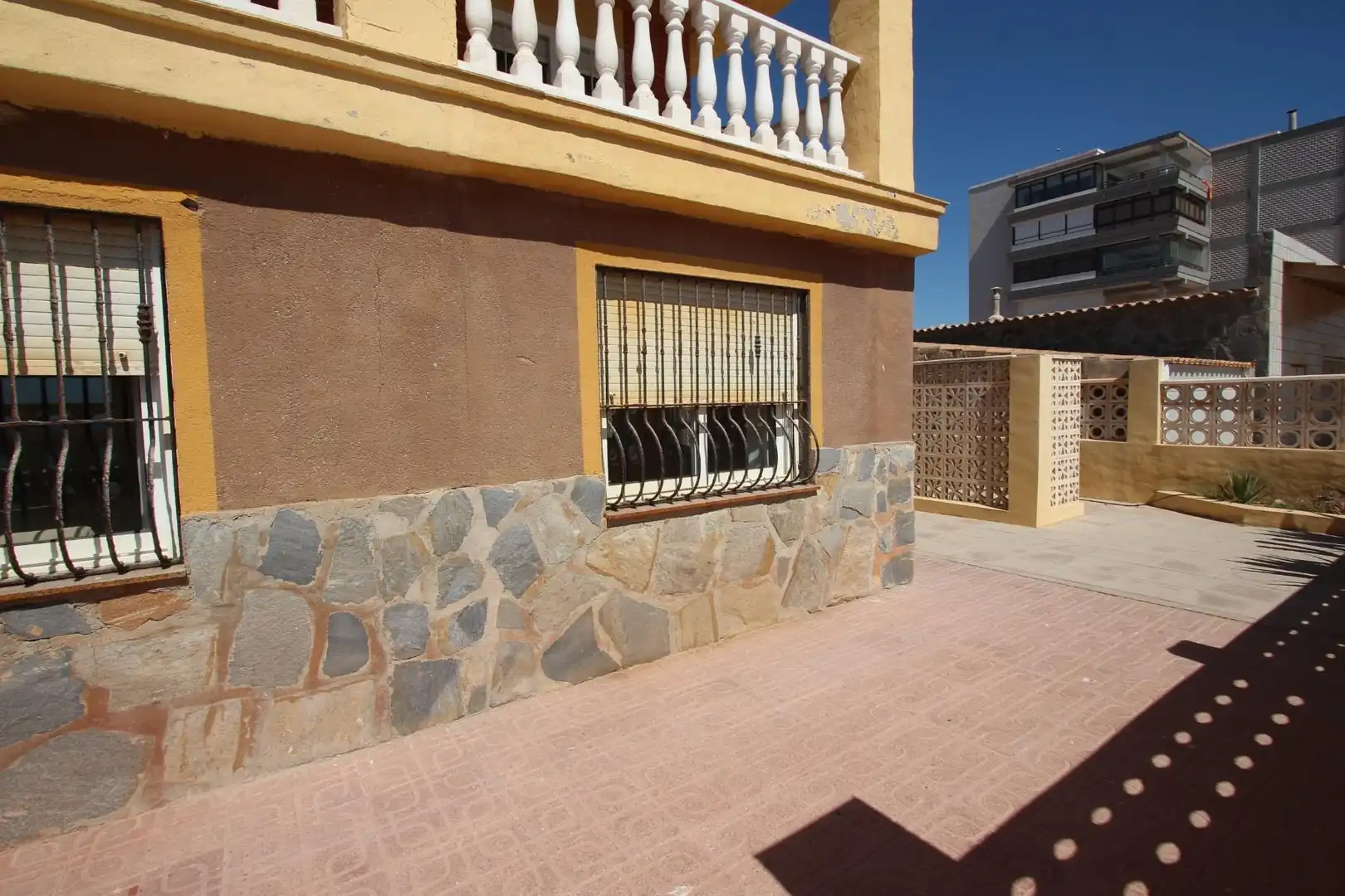 Vista exterior de Casa o chalet en venta en Guardamar del Segura con Jardín privado, Terraza y Piscina