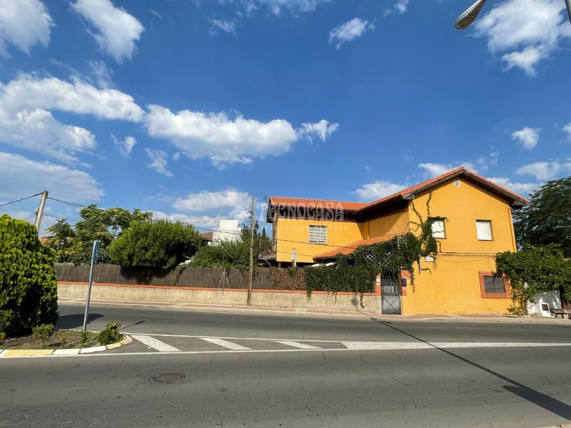 Vista exterior de Casa o xalet en venda en Collado Villalba amb Calefacció i Balcó