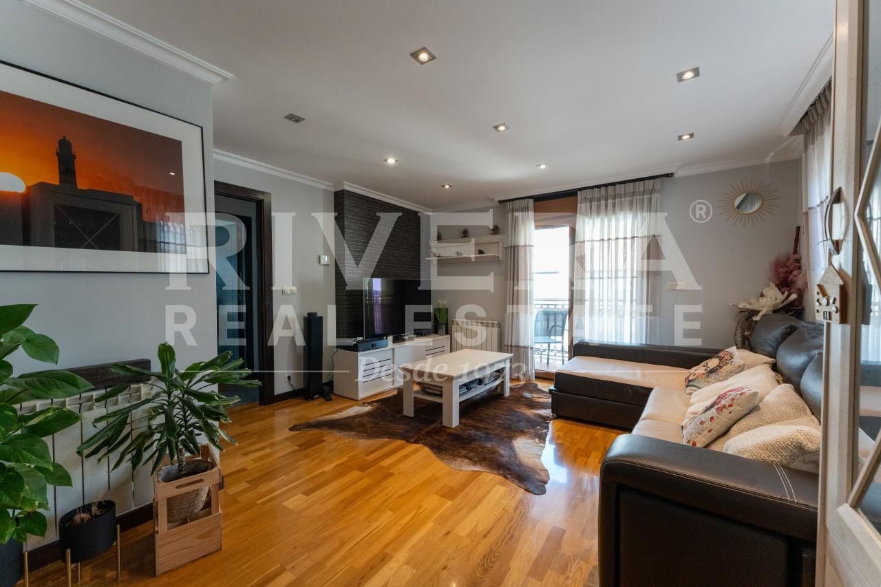 Sala de estar de Dúplex en venta en Nigrán con Calefacción, Parquet y Terraza