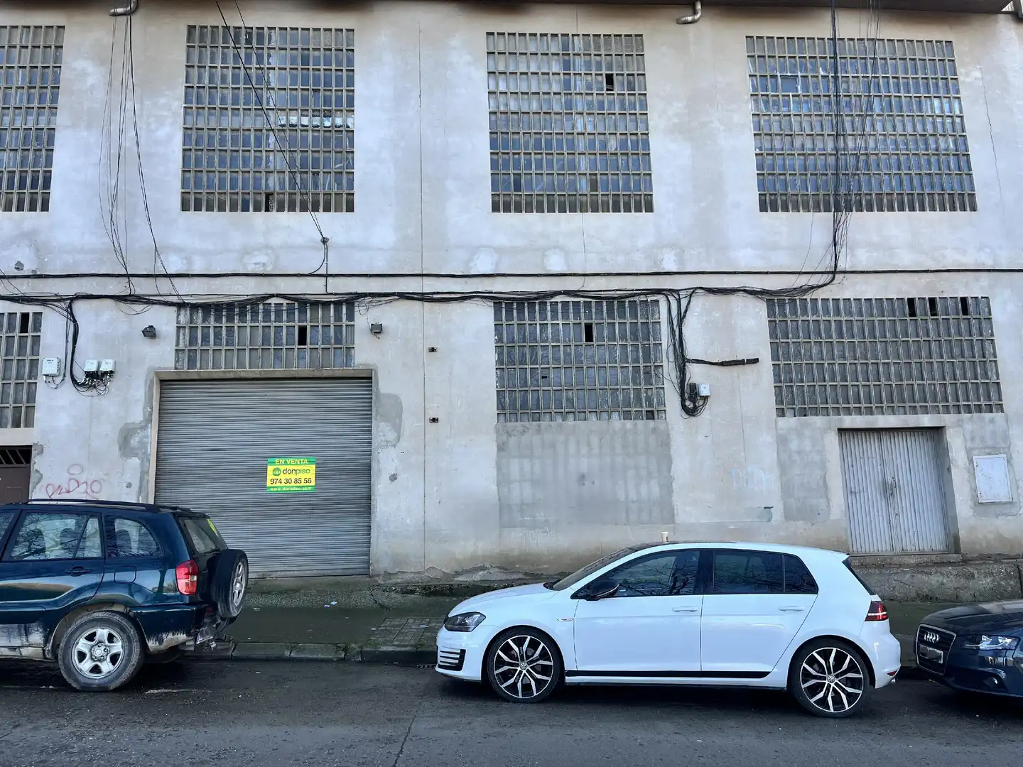 Parkplatz von Fabrikhallen zum Verkauf in Barbastro