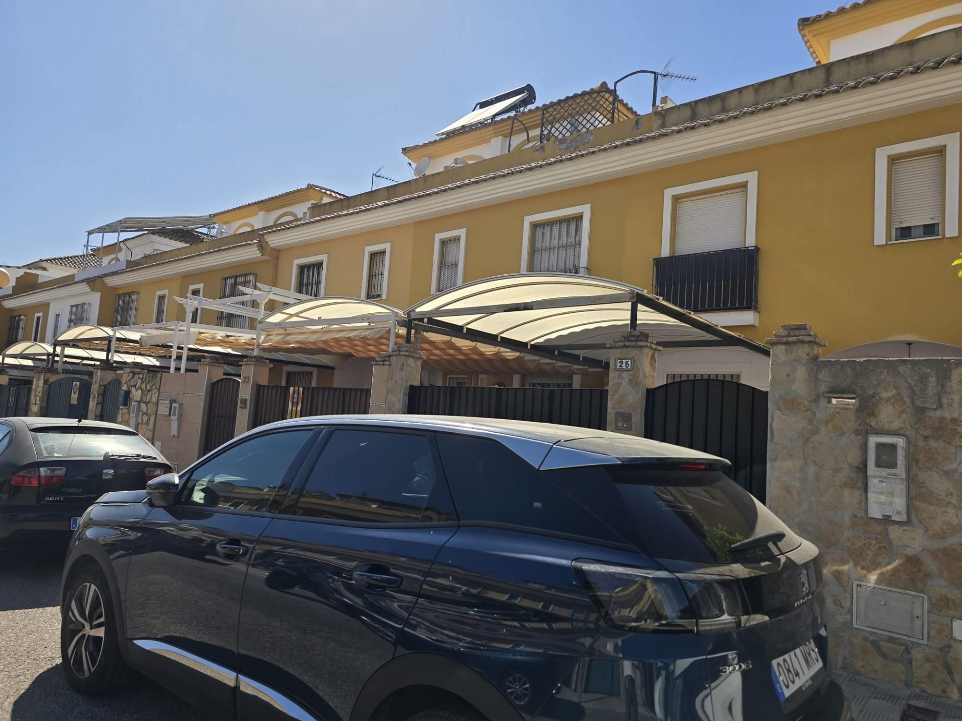 Exterior view of Single-family semi-detached for sale in Mairena del Aljarafe  with Air Conditioner and Private garden