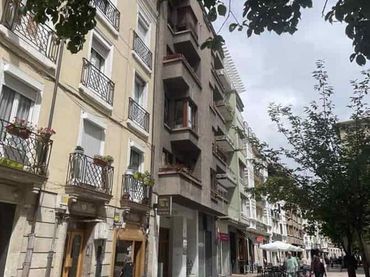 Pis amb ascensor en venda a Calle de la Fundadora de las Siervas de Jesús 3
