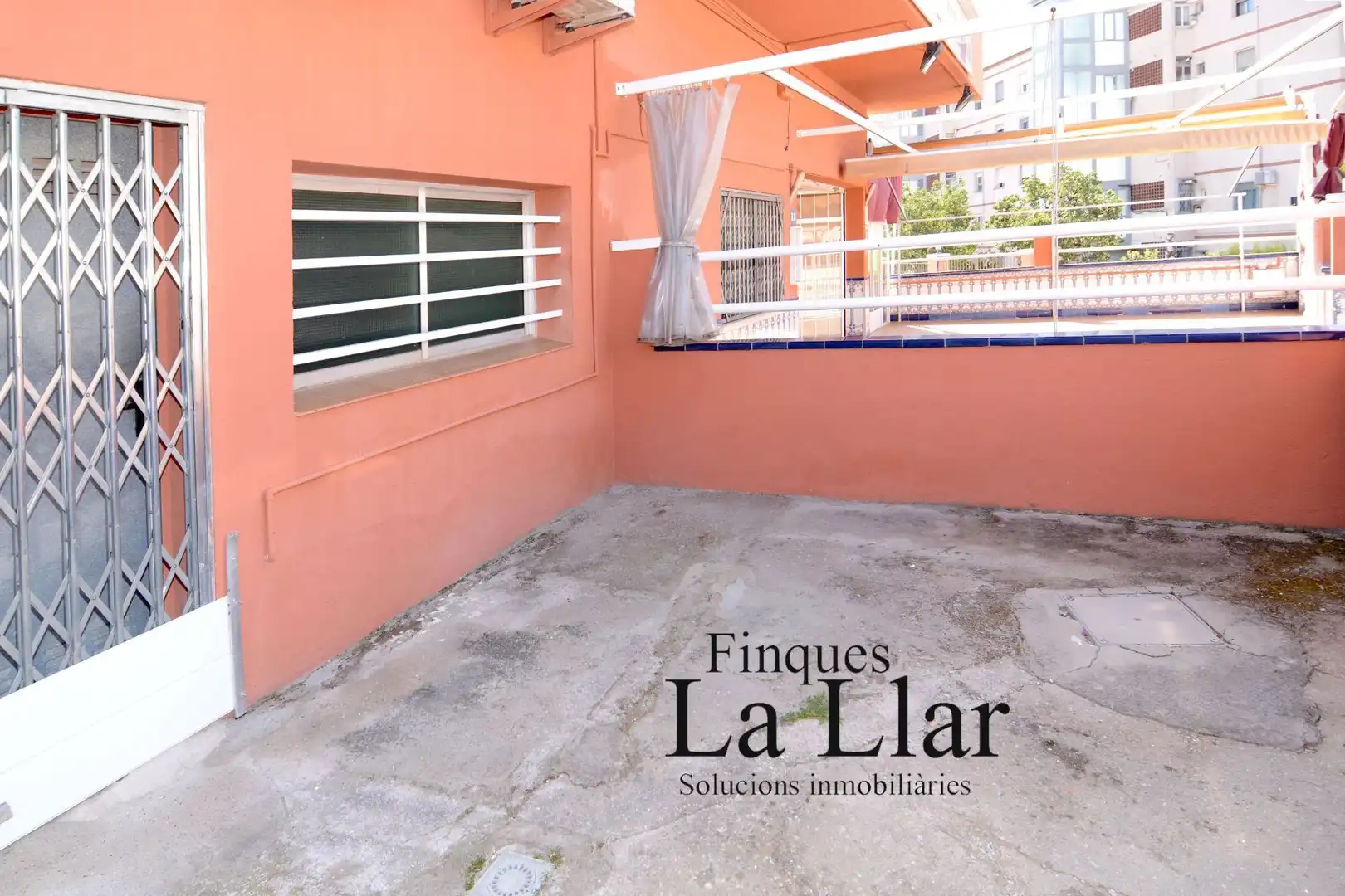 Commercial properties for sale in d'Ernest Lluch, Torrent Ballester