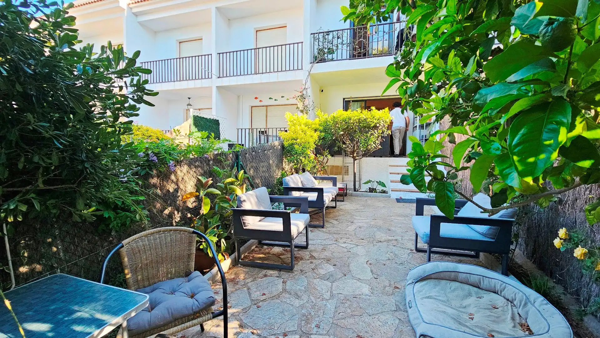 Terrasse von Einfamilien-Reihenhaus zum Verkauf in Llançà mit Privatgarten, Ofen und Waschmaschine