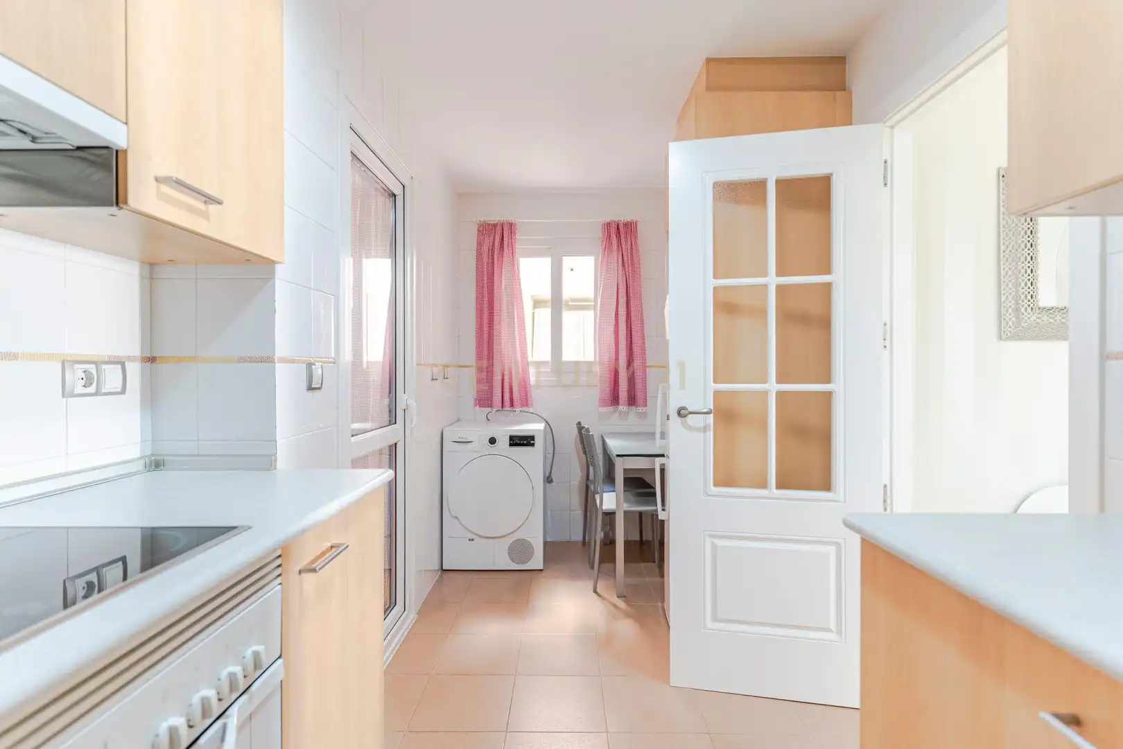Küche von Wohnung zum Verkauf in Manilva mit Privatgarten, Abstellraum und Gemeinschaftspool