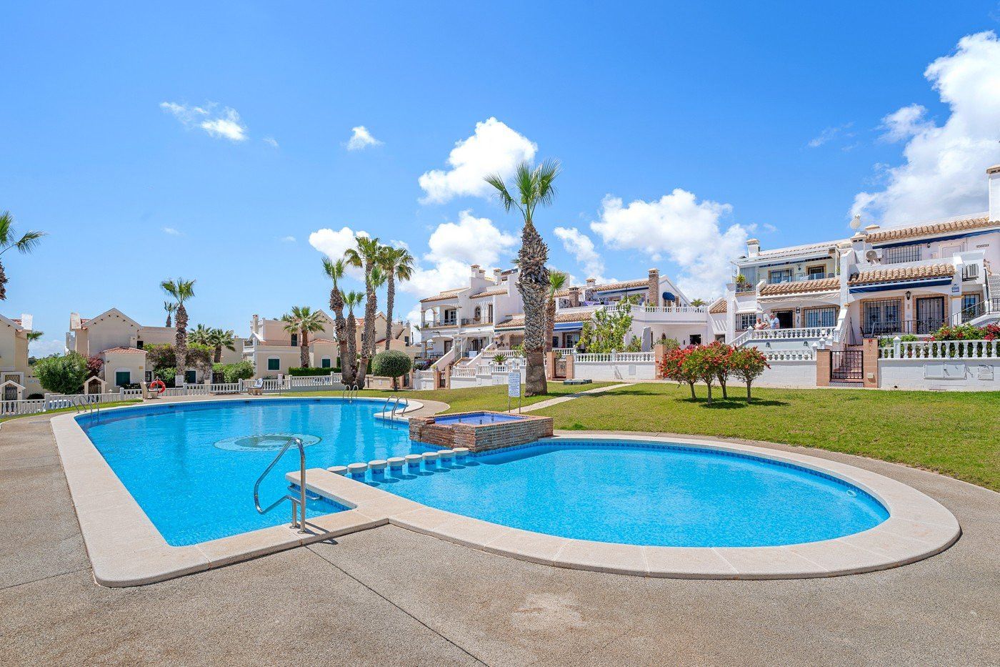 Piscina de Casa o xalet en venda en Orihuela amb Moblat