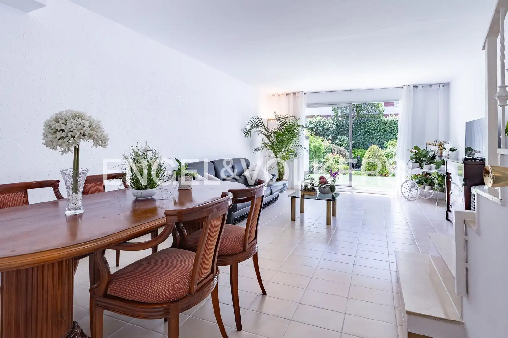Sala d'estar de Casa o xalet en venda en Sant Cugat del Vallès amb Aire condicionat, Calefacció i Jardí privat