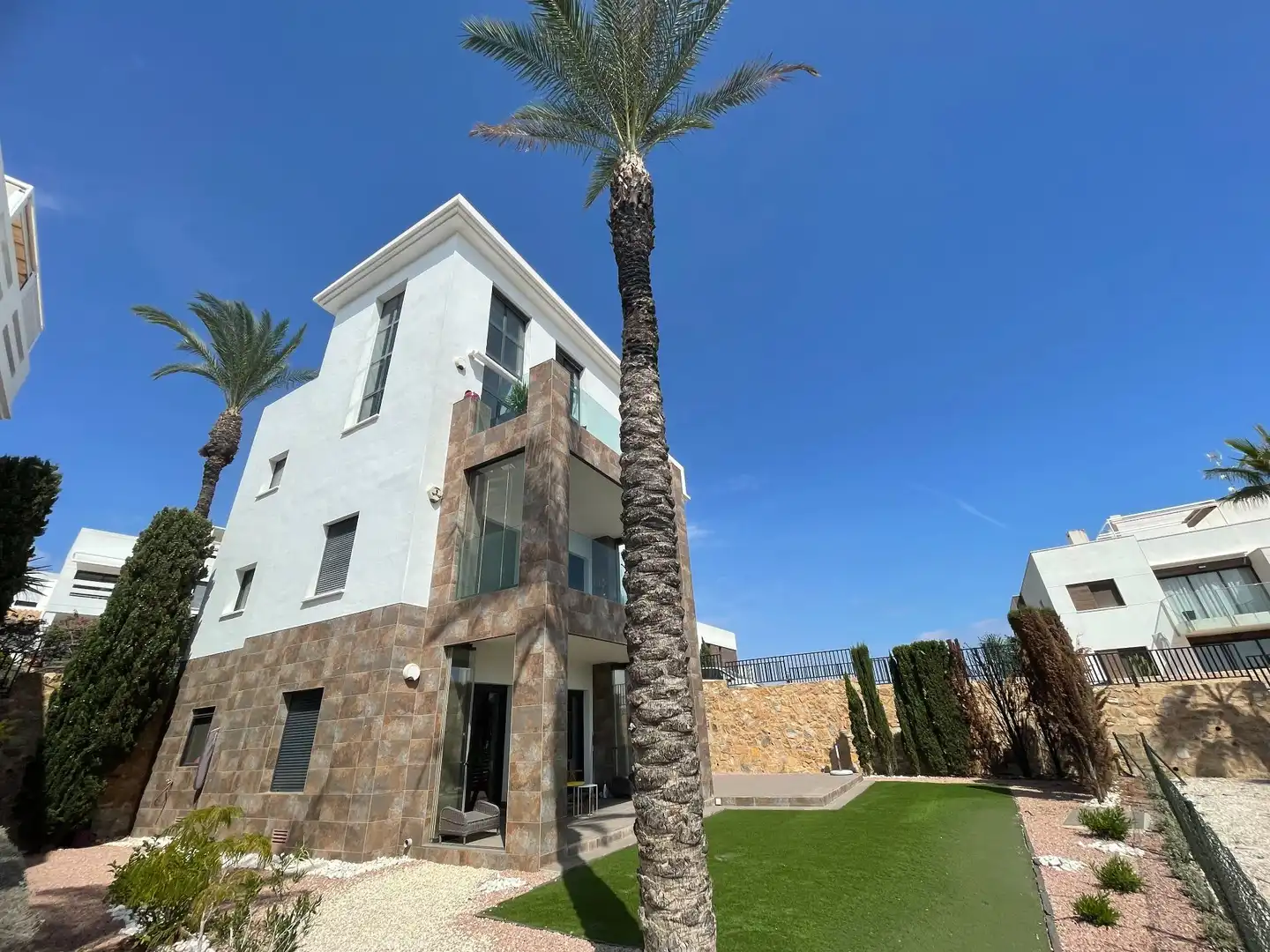 Vista exterior de Àtic en venda en Orihuela amb Terrassa i Piscina comunitària
