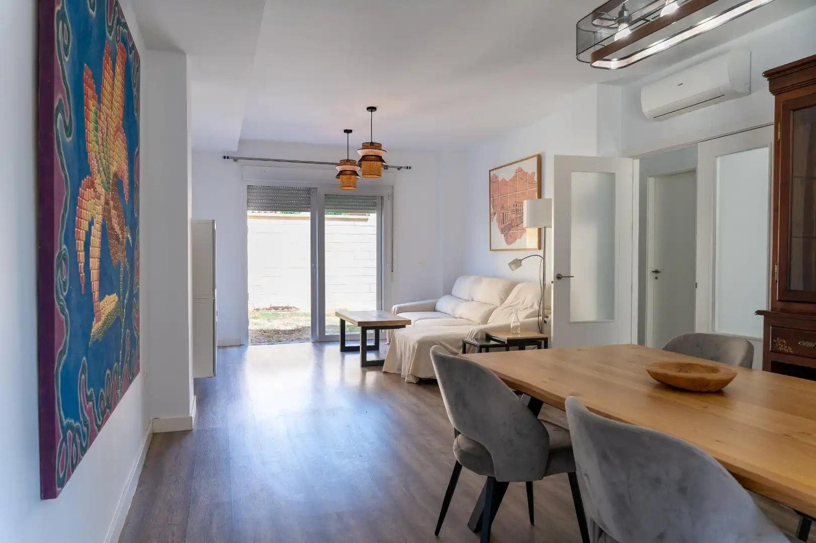 Sala d'estar de Casa adosada en venda en San Juan de Aznalfarache amb Aire condicionat, Jardí privat i Terrassa