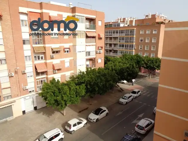 Vista exterior de Piso para compartir en Almería con Aire acondicionado, Amueblado y Horno