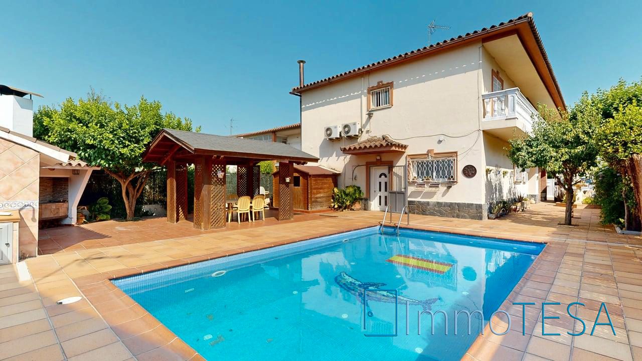 Piscina de Casa o xalet en venda en Barberà del Vallès amb Aire condicionat, Calefacció i Jardí privat