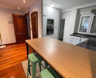 Cuina de Apartament de lloguer en Lugo Capital amb Calefacció, Parquet i Moblat