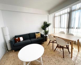 Sala d'estar de Pis de lloguer en Las Palmas de Gran Canaria amb Parquet, Moblat i Forn