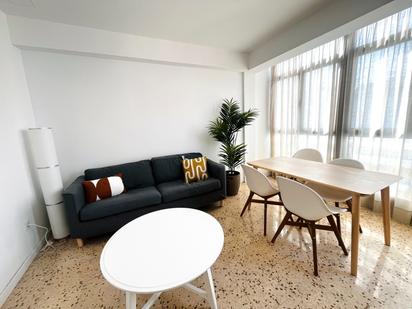Sala d'estar de Pis de lloguer en Las Palmas de Gran Canaria amb Parquet, Moblat i Forn