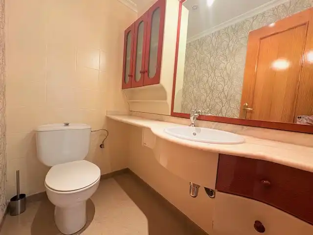Badezimmer von Einfamilien-Reihenhaus zur Miete in Benaguasil mit Klimaanlage, Terrasse und Ofen