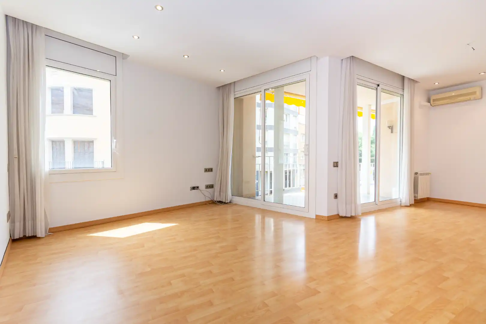 Living room of Flat for sale in Terrassa  with Air Conditioner, Heating and Parquet flooring