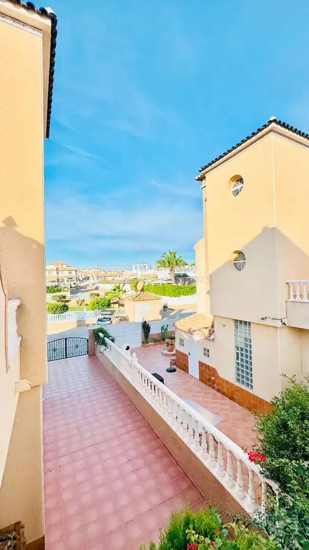 Vista exterior de Casa adosada en venda en Orihuela amb Jardí privat, Terrassa i Piscina comunitària