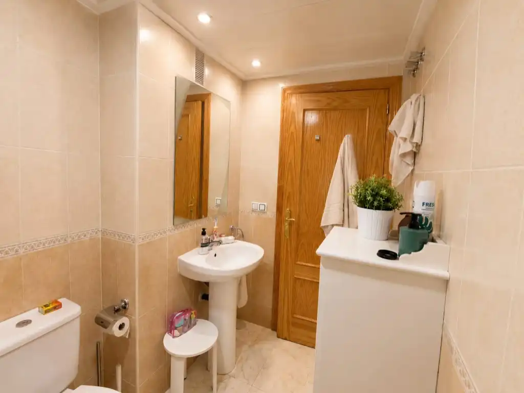 Badezimmer von Wohnung zum Verkauf in Benidorm mit Klimaanlage und Möbliert