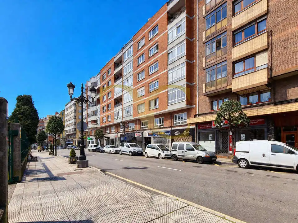 Vista exterior de Pis en venda en Oviedo  amb Calefacció