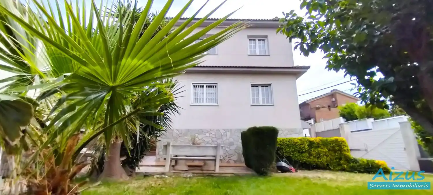 Vista exterior de Casa o xalet en venda en Cerdanyola del Vallès amb Aire condicionat, Calefacció i Jardí privat