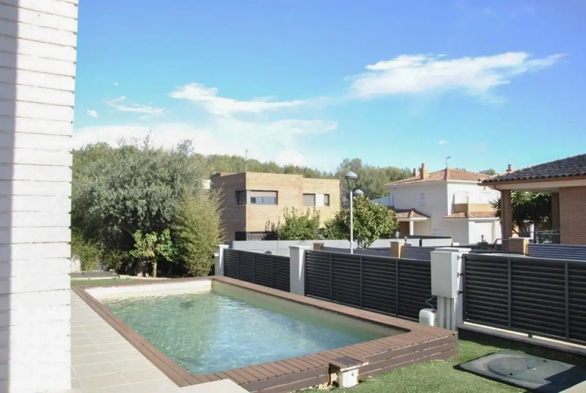 Piscina de Casa o xalet en venda en Cunit amb Calefacció, Jardí privat i Parquet