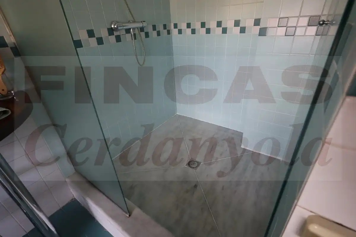 Bany de Casa adosada en venda en Cerdanyola del Vallès amb Aire condicionat, Calefacció i Terrassa