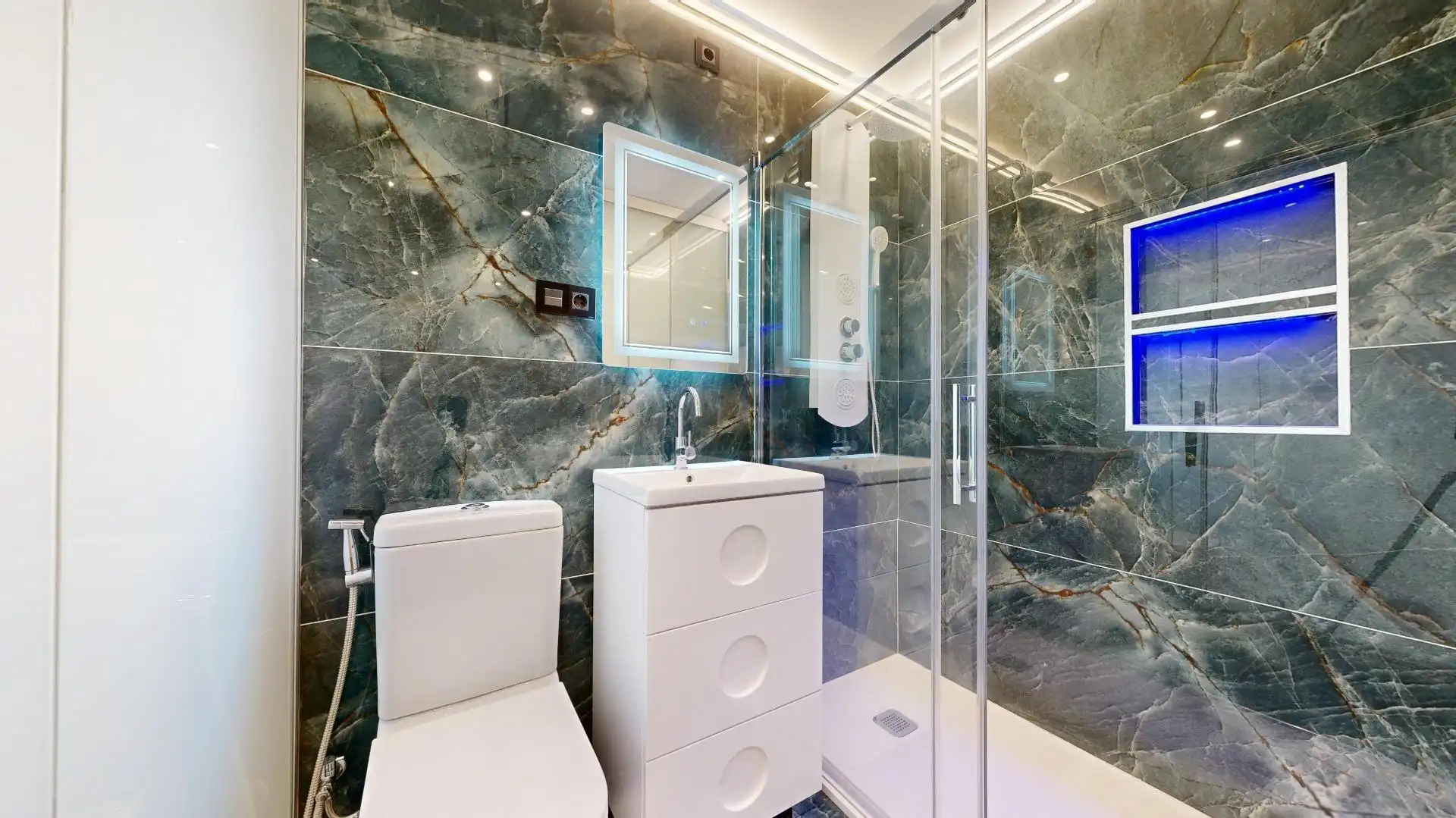 Bathroom of Flat for sale in Bilbao   with Heating and Alarm