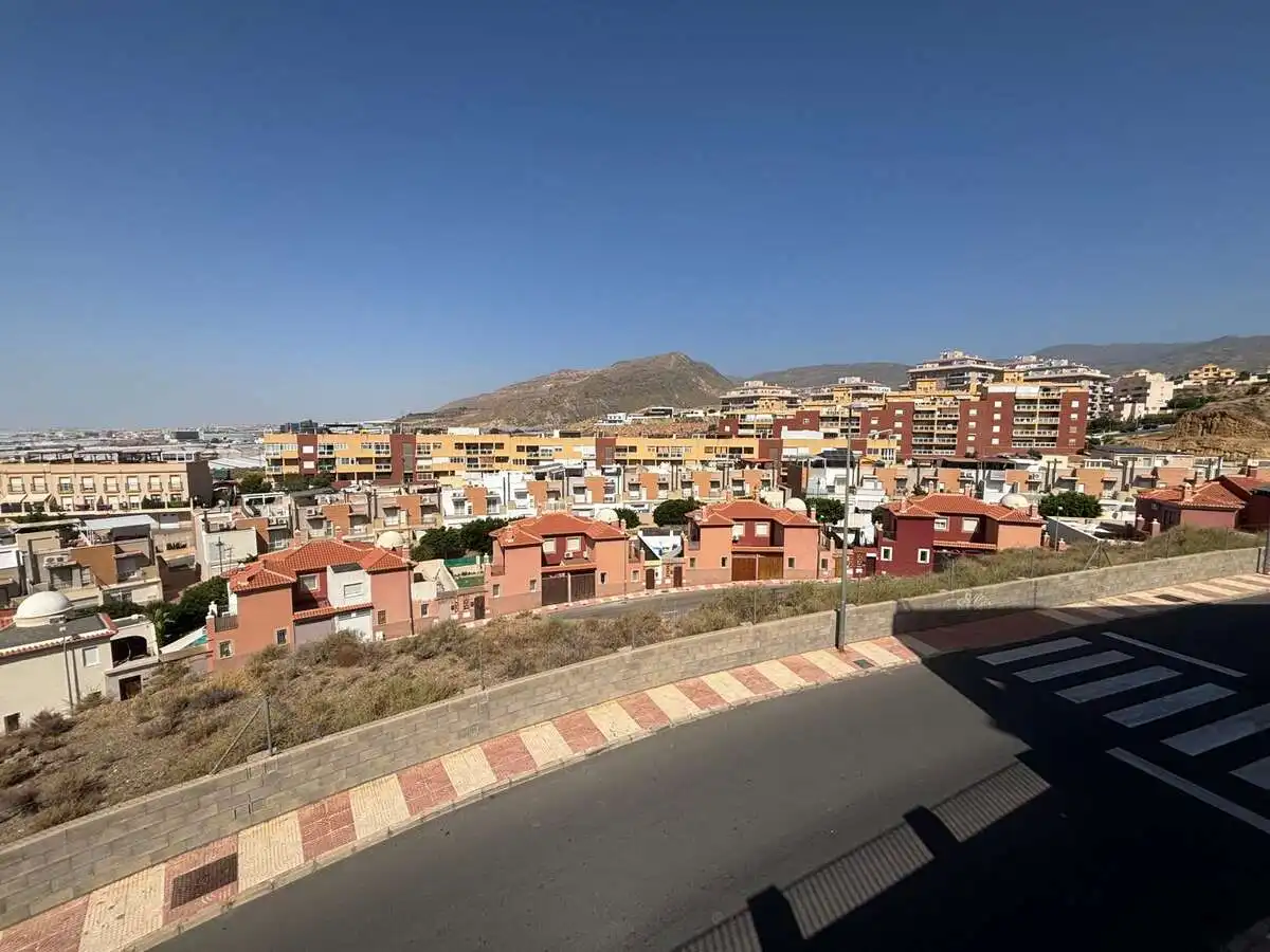 Vista exterior de Pis en venda en Roquetas de Mar amb Aire condicionat, Terrassa i Piscina comunitària