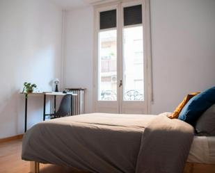 Bedroom of Flat to share in  Valencia Capital  with Washing machine and Pets allowed