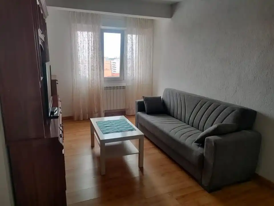 Sala d'estar de Pis de lloguer en Gijón  amb Calefacció, Parquet i Moblat
