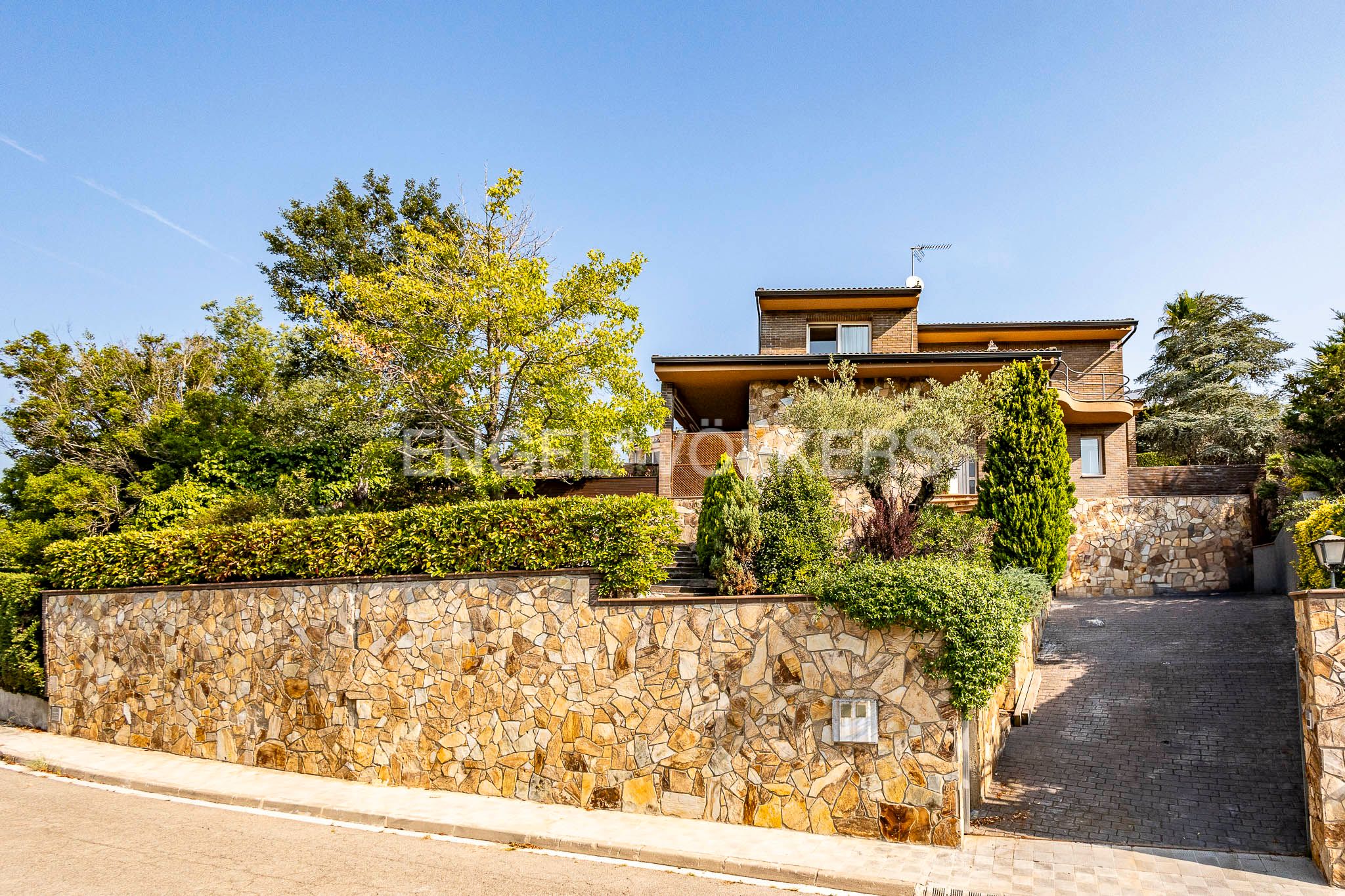 Exterior view of House or chalet for sale in Torrelles de Llobregat  with Heating, Private garden and Parquet flooring