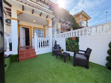 Casa aparellada amb piscina en venda a Orihuela Costa