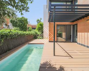 Swimming pool of Single-family semi-detached for sale in  Madrid Capital  with Air Conditioner, Heating and Private garden