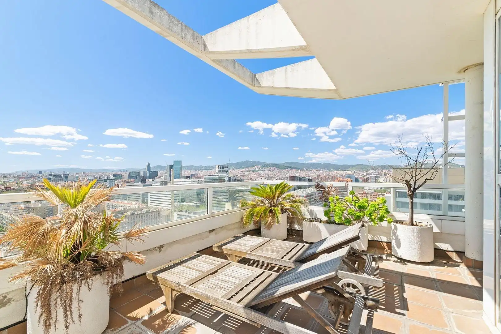 Terrasse von Maisonette zum Verkauf in Barcelona mit Klimaanlage, Heizung und Privatgarten
