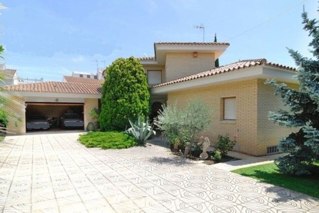 Vista exterior de Casa o xalet en venda en Cambrils amb Aire condicionat, Calefacció i Jardí privat