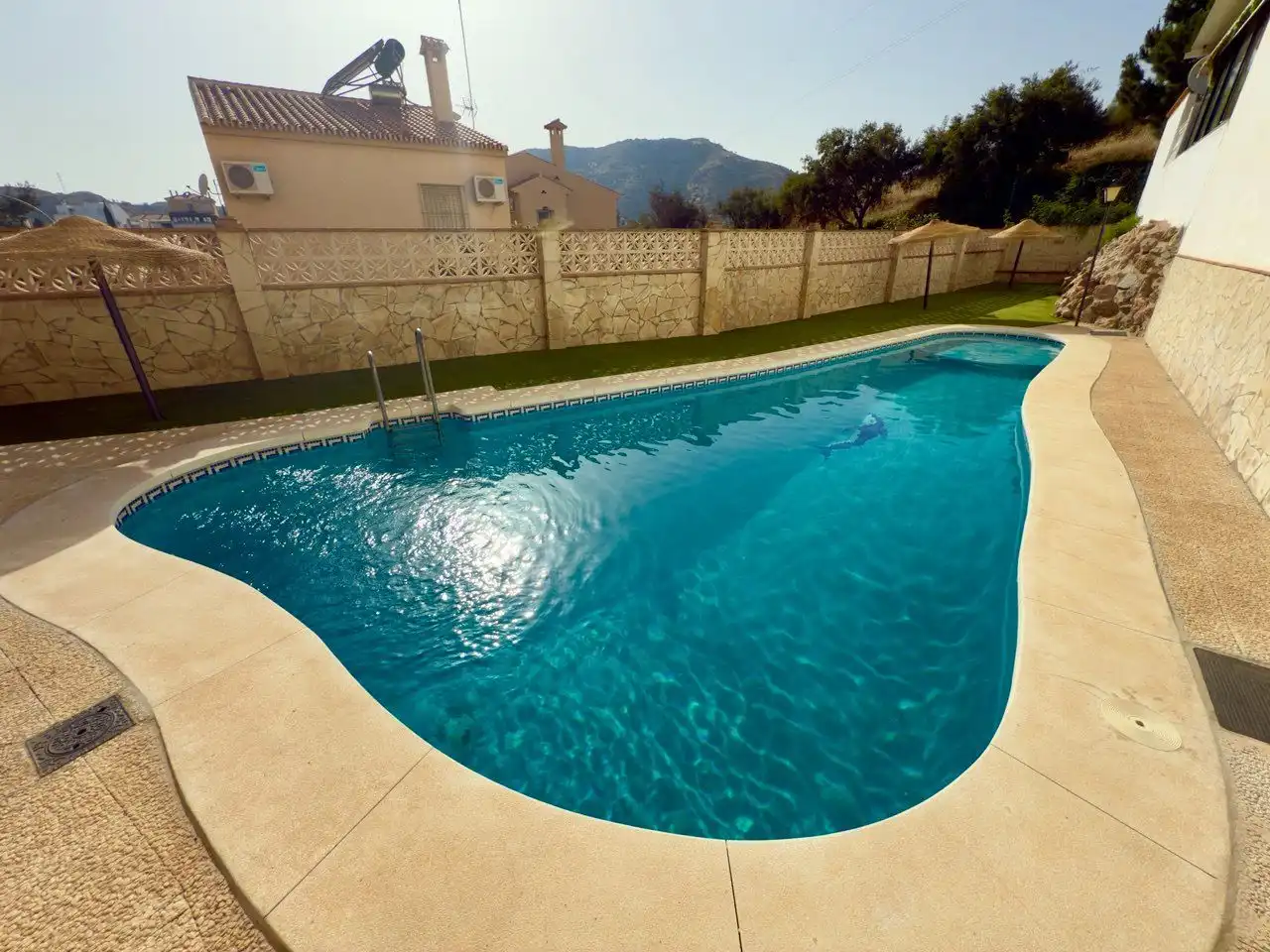 Piscina de Casa adosada en venda en Rincón de la Victoria amb Aire condicionat, Jardí privat i Traster