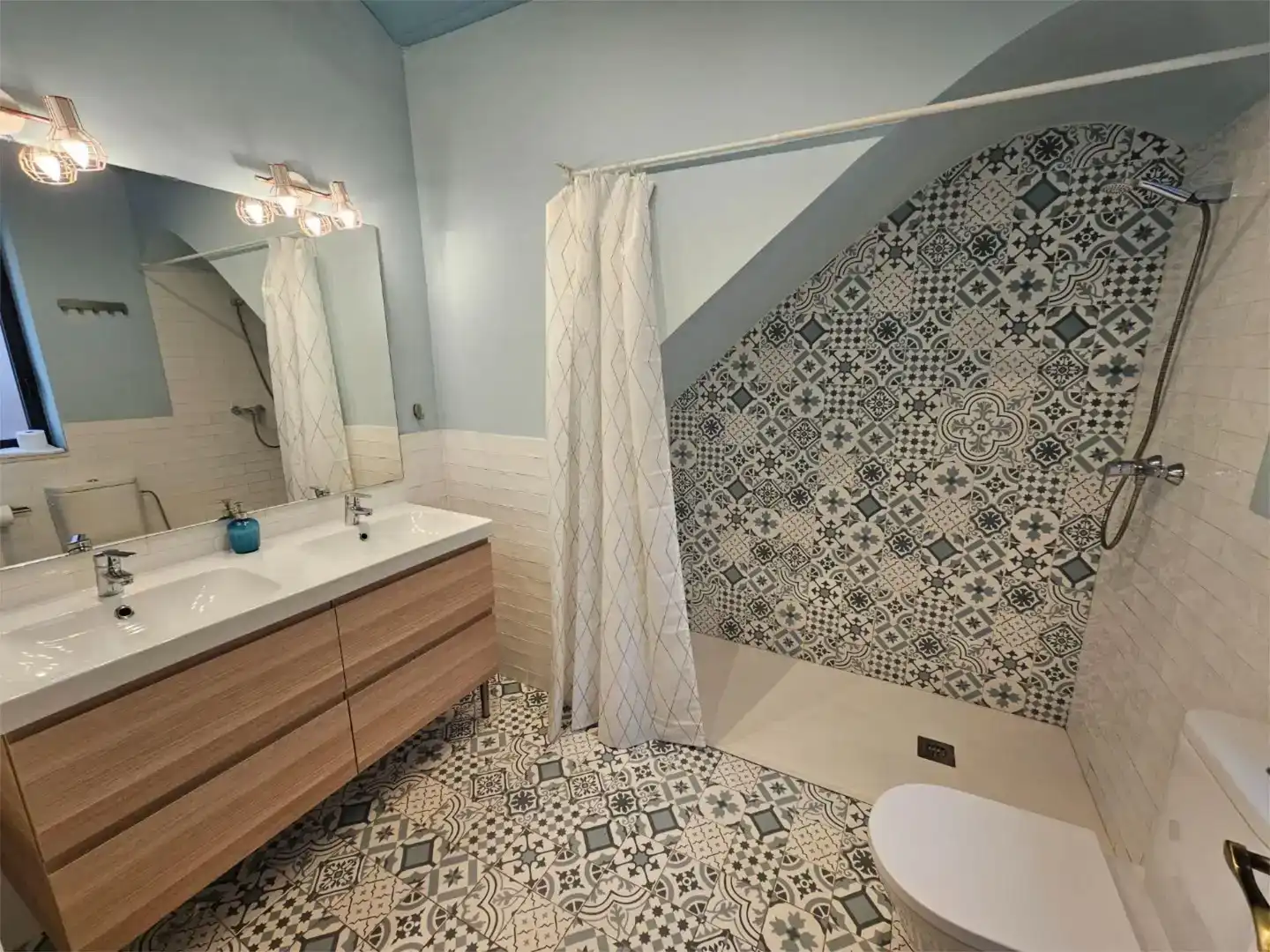 Baño de Finca rústica en venta en Sant Mori con Aire acondicionado, Jardín privado y Piscina