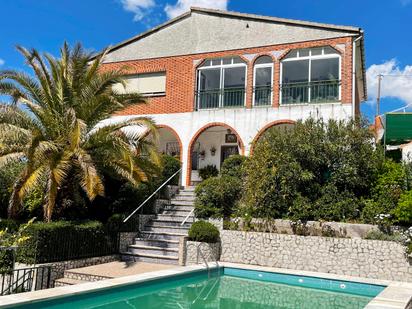Vista exterior de Casa o xalet en venda en Santa Cruz del Retamar amb Calefacció, Jardí privat i Terrassa