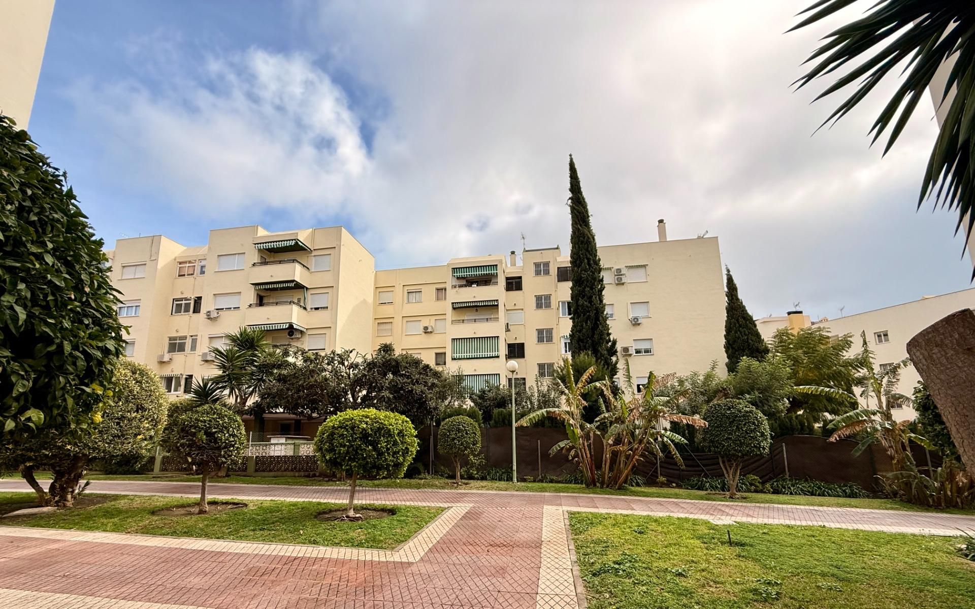 Vista exterior de Pis en venda en Benalmádena amb Aire condicionat, Calefacció i Jardí privat