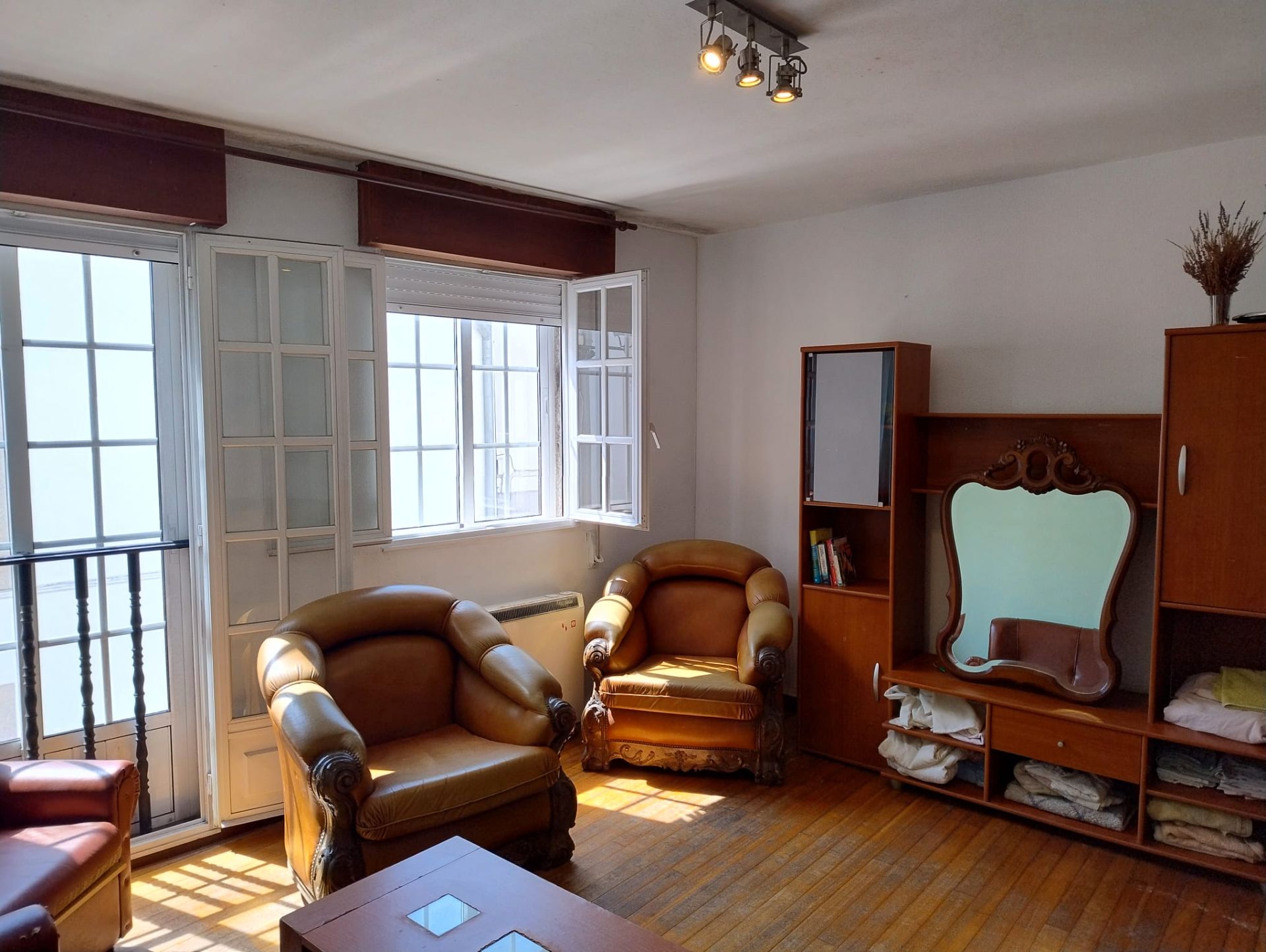 Living room of Flat for sale in Santiago de Compostela   with Heating, Furnished and Oven