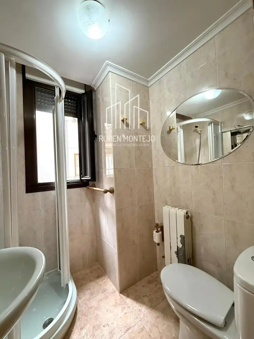 Bathroom of Flat for rent in Salamanca  with Heating, Terrace and Furnished