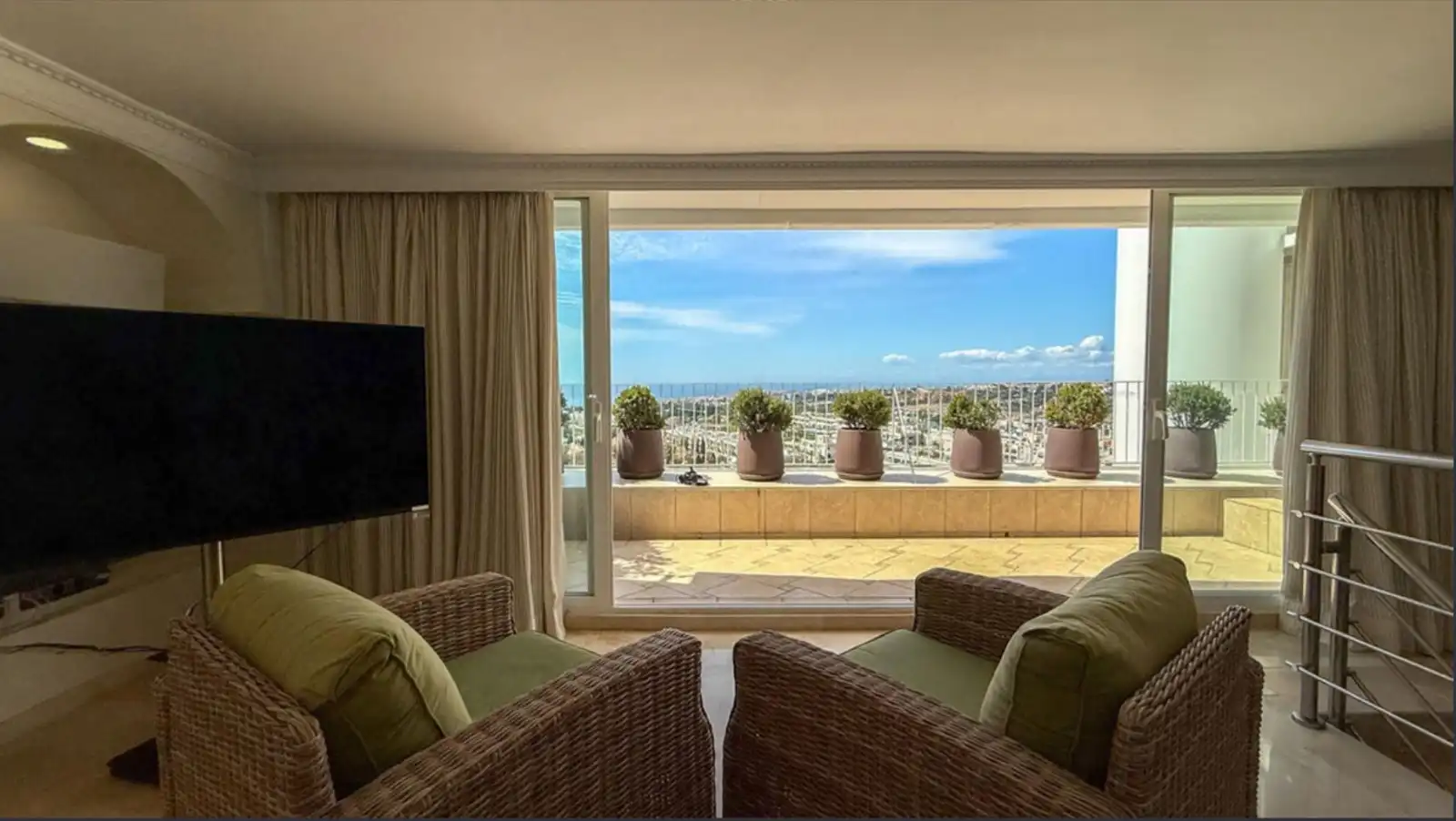 Sala d'estar de Àtic de lloguer en Marbella amb Aire condicionat, Terrassa i Piscina