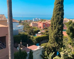 Vista exterior de Casa adosada en venda en Marbella amb Terrassa, Piscina i Balcó