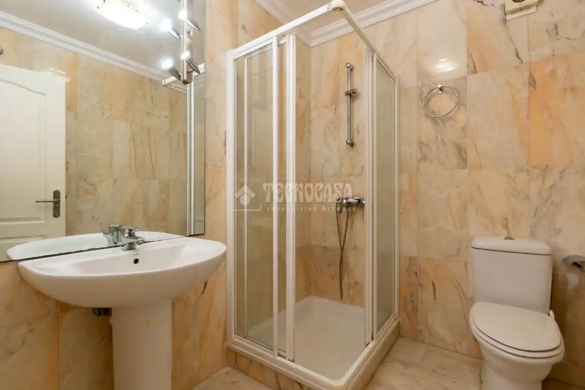 Baño de Piso en venta en Santiago del Teide con Balcón y Piscina comunitaria