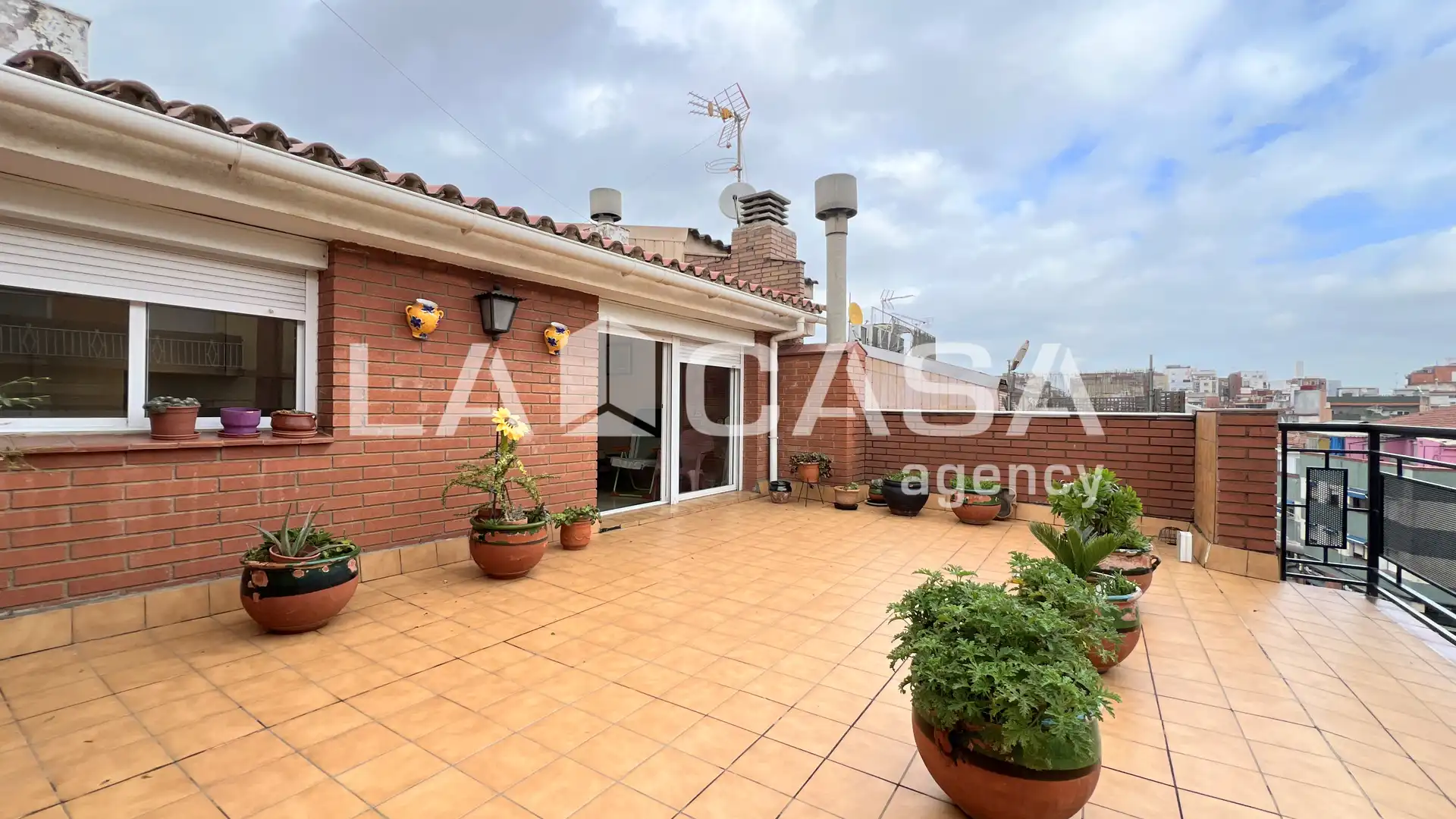 Terrasse von Maisonette zum Verkauf in Santa Coloma de Gramenet mit Heizung, Terrasse und Balkon